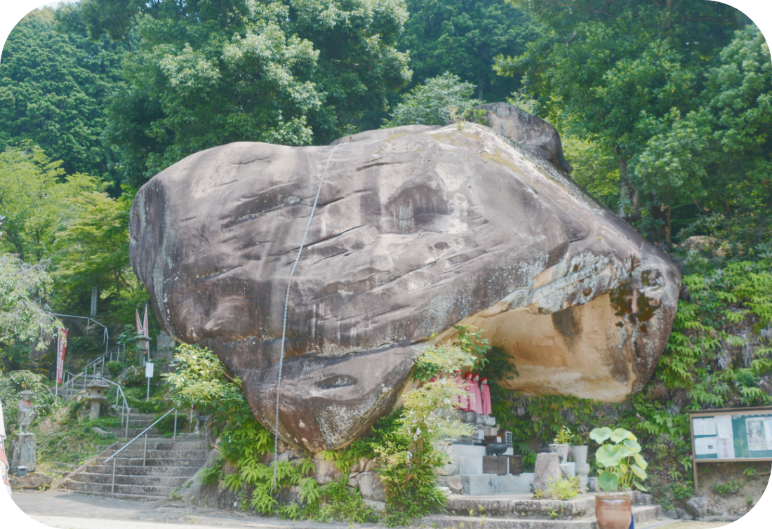 境内の地蔵様の並ぶ風景
